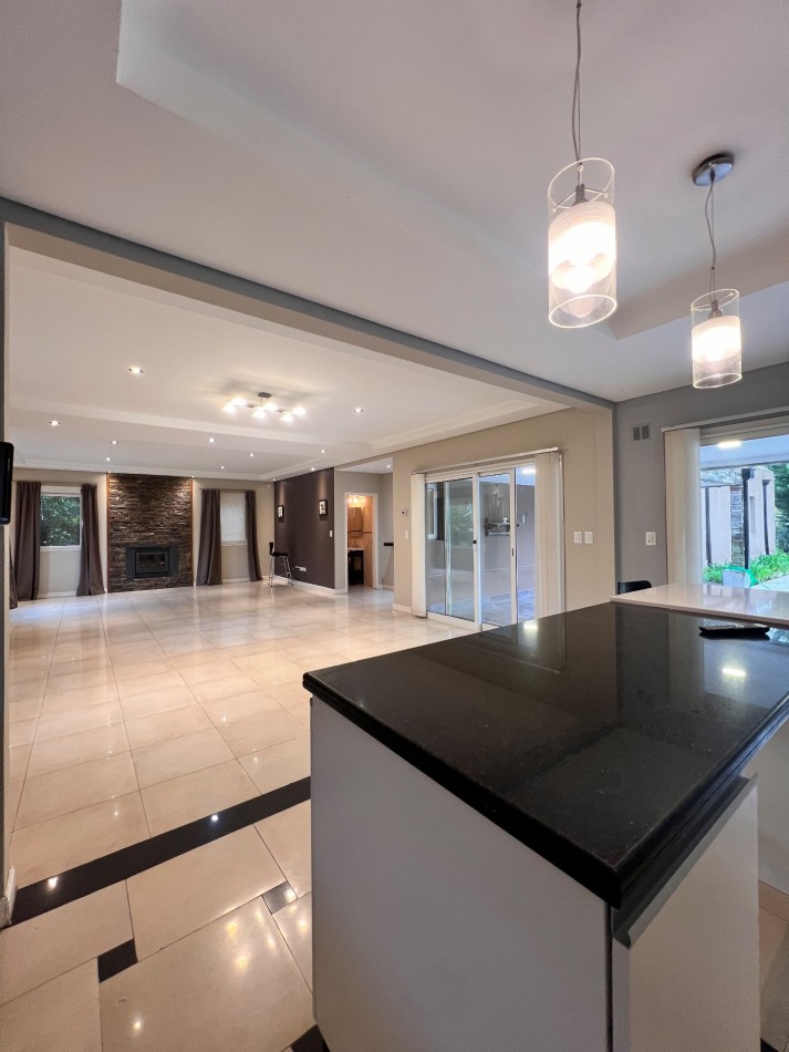 RUMENCO CASA EN VENTA O ALQUILER. 6 ambientes con pileta y gran parque forestado 