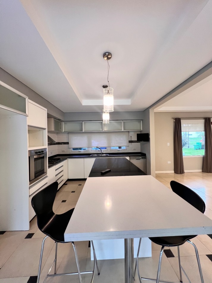 RUMENCO CASA EN VENTA O ALQUILER. 6 ambientes con pileta y gran parque forestado 