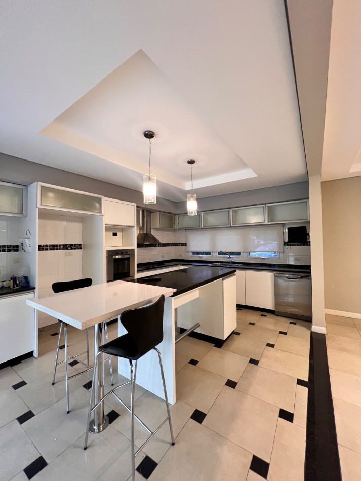RUMENCO CASA EN VENTA O ALQUILER. 6 ambientes con pileta y gran parque forestado 