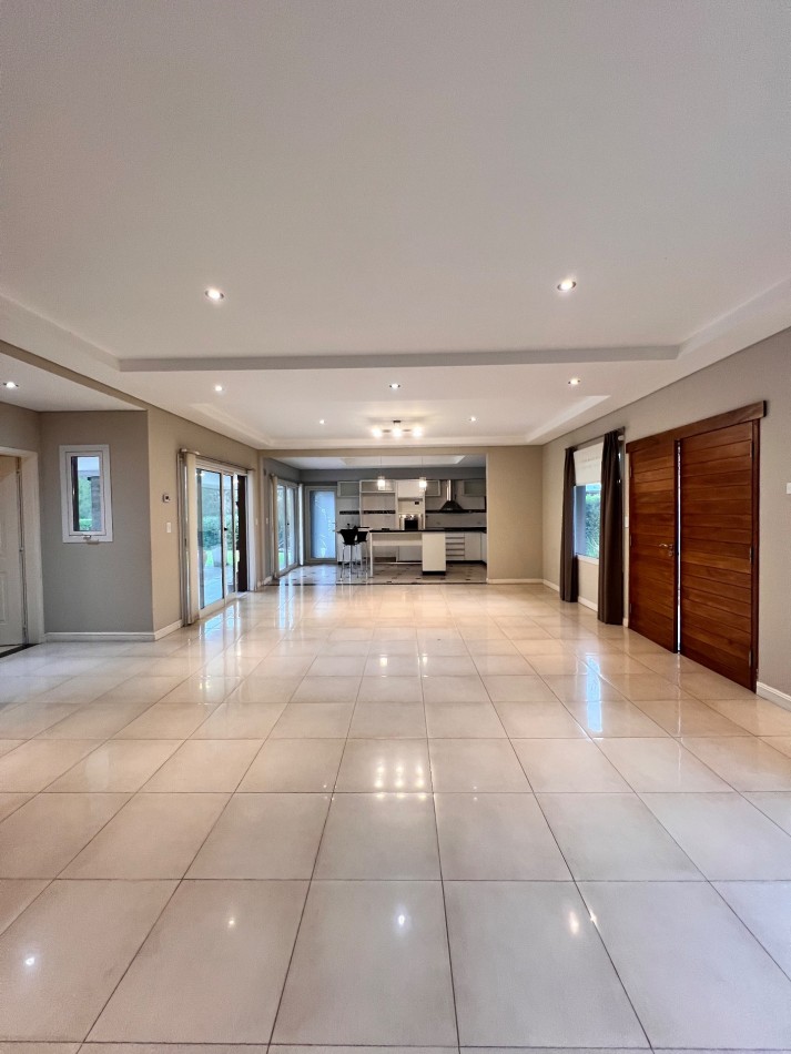 RUMENCO CASA EN VENTA O ALQUILER. 6 ambientes con pileta y gran parque forestado 