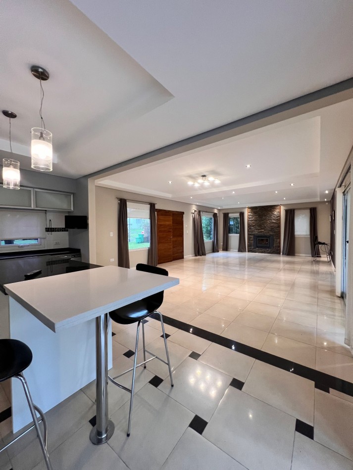 RUMENCO CASA EN VENTA O ALQUILER. 6 ambientes con pileta y gran parque forestado 