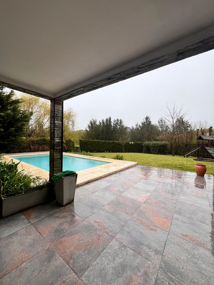 RUMENCO CASA EN VENTA O ALQUILER. 6 ambientes con pileta y gran parque forestado 