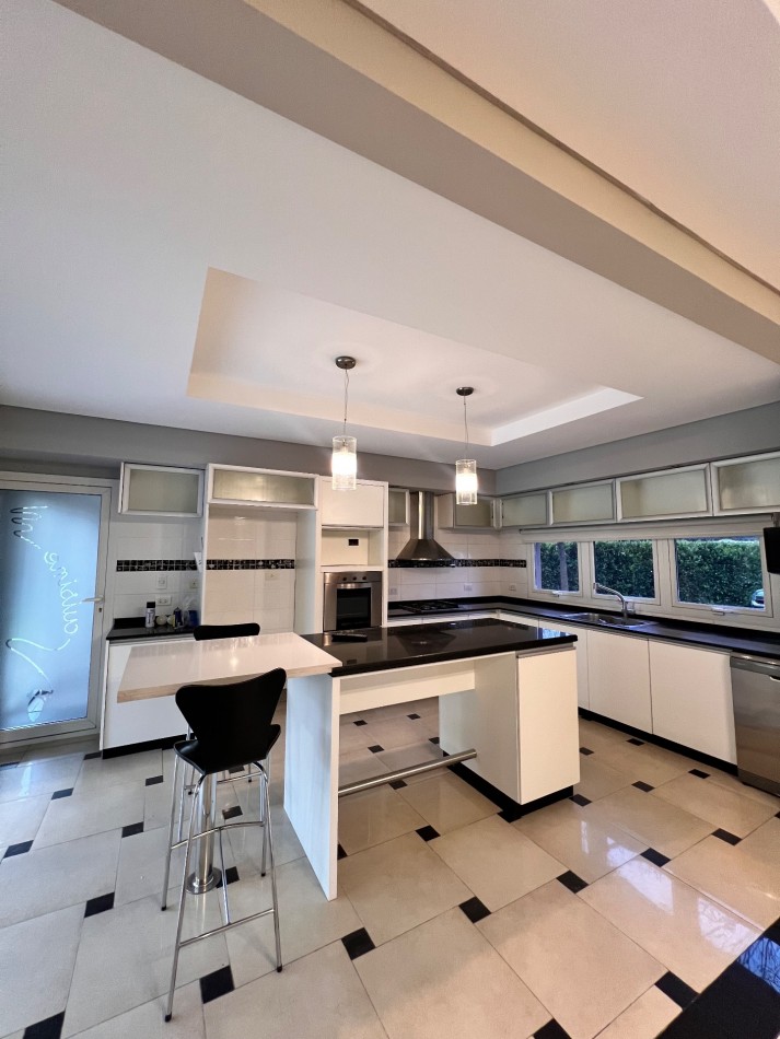 RUMENCO CASA EN VENTA O ALQUILER. 6 ambientes con pileta y gran parque forestado 