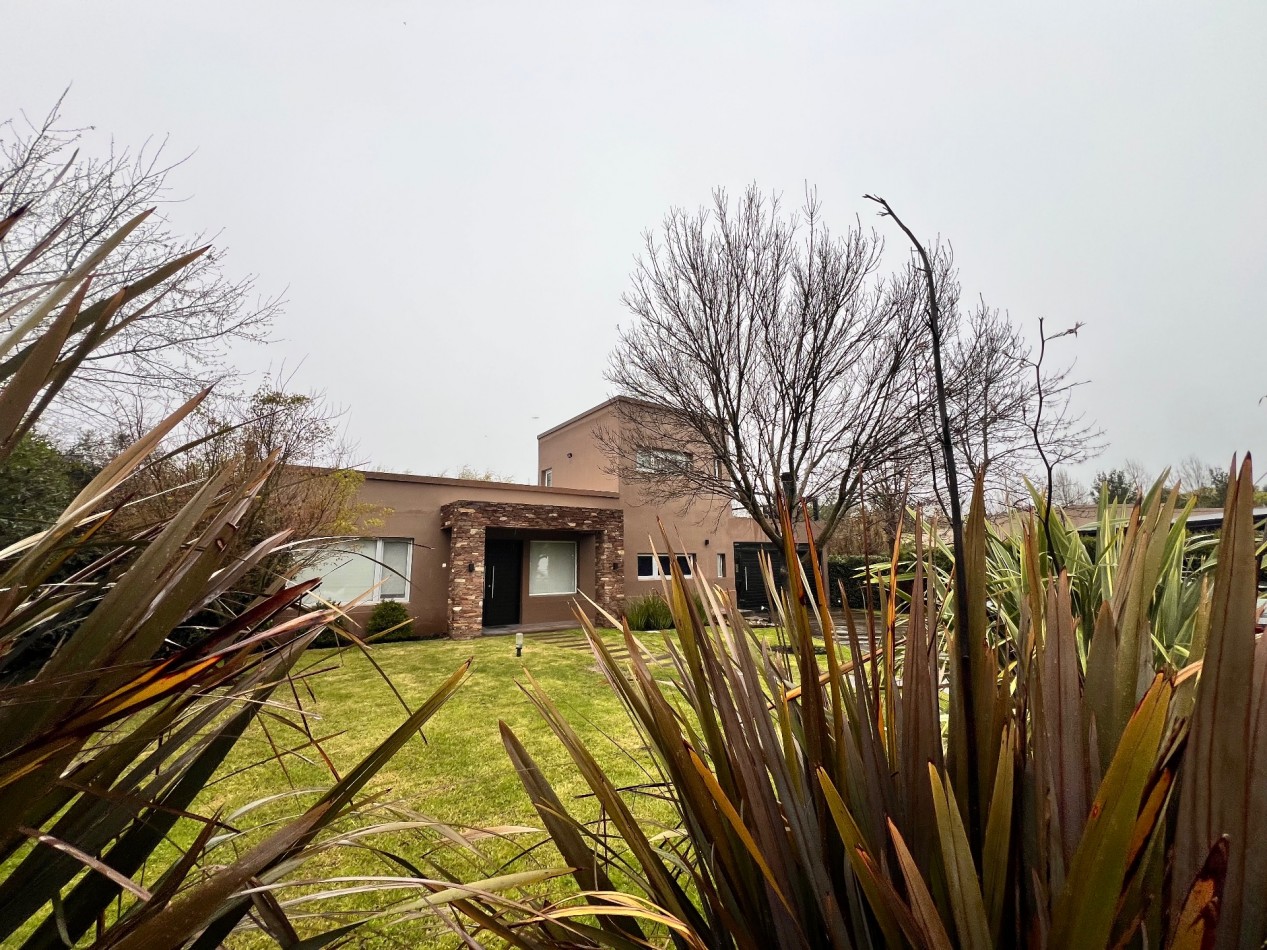 RUMENCO CASA EN VENTA O ALQUILER. 6 ambientes con pileta y gran parque forestado 